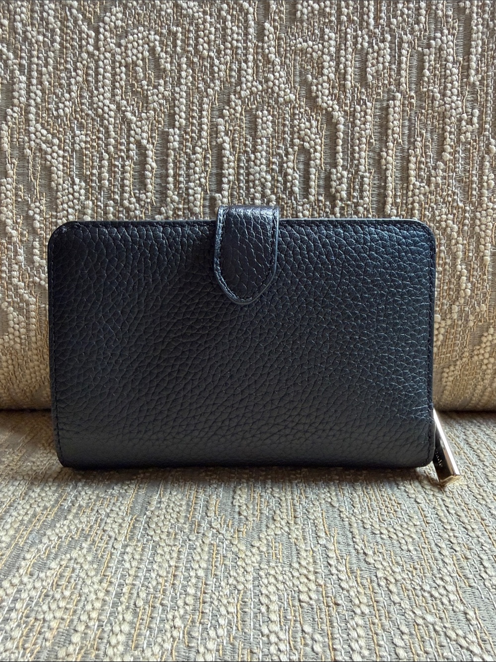 kate spade Black Pebbled Leather Zip Wallet with Gold Logo LIKE NEW - NEVER USED - Picture 2 of 3